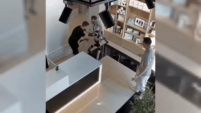 Đoạn video về robot hình người tại Nga gây chú ý khi thiết bị tiếp tục chuyển động về phía khách hàng sau cú tác động.