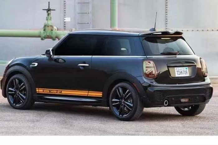 Về ngoại thất, xe chỉ có duy nhất lựa chọn màu sơn đen Midnight Black Metallic, đi kèm bộ tem GT, các chi tiết khí động học phong cách JCW bao gồm cánh gió nhỏ cùng bộ mâm 17 inch màu đen. Kiểu phối màu cùng cách đưa trang bị JCW lên một bản Mini tiêu chuẩn vốn là đặc trưng quen thuộc của hãng.