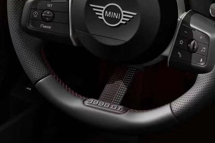 Sức mạnh động cơ được truyền qua hộp số tự động 7 cấp ly hợp kép tích hợp lẫy chuyển số trên vô-lăng, vốn là trang bị tiêu chuẩn của dòng Cooper C.