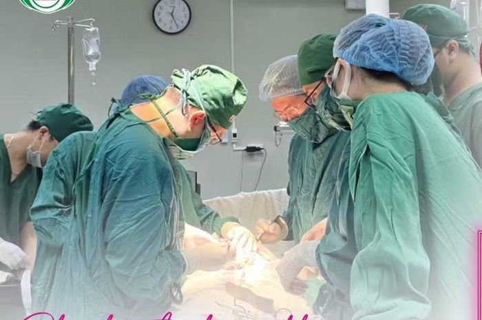 Ê- kíp phẫu thuật cho bệnh nhân - Ảnh BVCC