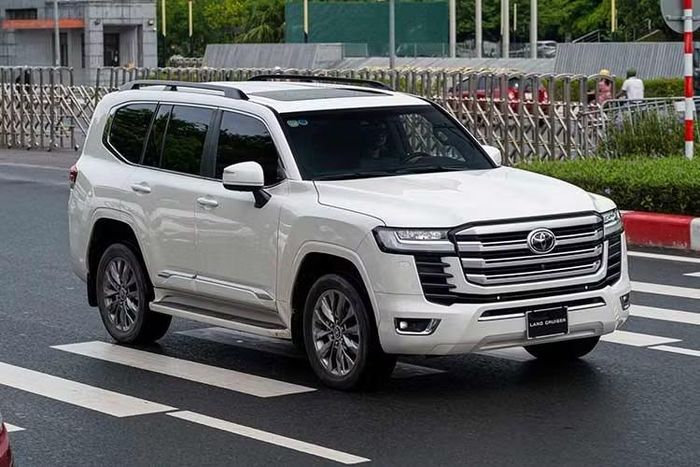 Toyota Land Cruiser: 30 xe ﻿Trong tháng 8 vừa qua, mẫu xe SUV cao cấp Toyota Land Cruiser khi chỉ bán được 30 xe, giảm tới 58,3% so với 72 xe của tháng 7. Dẫu vậy, doanh số cộng dồn năm 2026 vẫn đạt 479 xe, cao hơn nhiều mẫu xe phổ thông trong danh sách. Mẫu xe này hiện vừa có phiên bản HEV tại Việt Nam với giá 4,71 tỷ đồng.