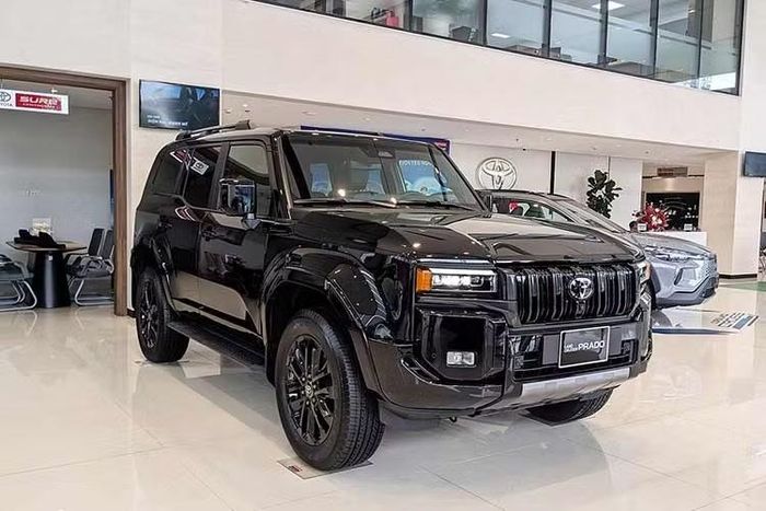 Toyota Land Cruiser Prado: 31 xe ﻿Xếp ngay phía sau là Toyota Land Cruiser Prado khi mẫu SUV này bán được 31 xe trong tháng 8, giảm 16,2% so với tháng trước. Với doanh số cộng dồn 263 xe, Prado vẫn là mẫu SUV hạng sang có sức tiêu thụ khá hạn chế do tình trang thiếu hụt nguồn cung từ nhà phân phối chính hãng. ﻿
