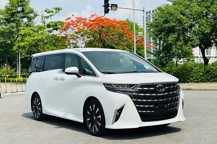 Toyota Alphard: 17 xe ﻿Mẫu xe MPV hạng sang Toyota Alphard đứng thứ 3 với 17 xe bán ra trong tháng 8, giảm 37% so với 27 xe của tháng 7. Cộng dồn từ đầu năm, mẫu MPV hạng sang này có doanh số đạt 233 xe. Với giá bán cao và nhóm khách hàng mục tiêu khá hẹp, Alphard thường xuyên xuất hiện trong danh sách xe bán chậm là điều dễ hiểu.