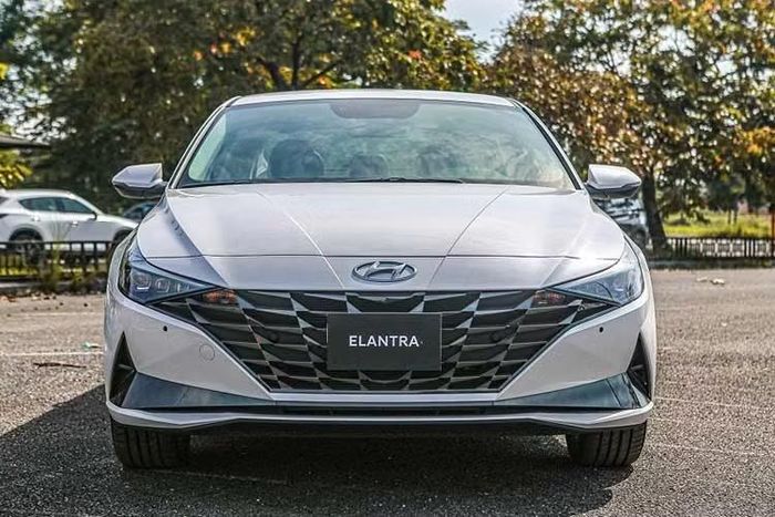 Hyundai Elantra: 14 xe ﻿Trong tháng 8 vừa qua, Hyundai Elantra giữ nguyên thành tích 14 xe như tháng trước đó. Tuy nhiên, nhờ Isuzu mu-X giảm sâu hơn, Elantra đã được đẩy xuống vị trí thứ 2 trong nhóm xe bán chậm nhất. Doanh số cộng dồn năm 2026 của mẫu sedan cỡ C này chỉ đạt 232 xe.