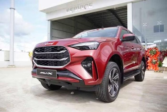 Isuzu mu-X: 6 xe ﻿Isuzu mu-X là mẫu xe có doanh số thấp nhất trong tháng 8/2026, chỉ đạt 6 xe, giảm 66,7% so với 18 xe của tháng 7. Với kết quả này, mẫu SUV cỡ D này từ vị trí thứ 2 trong nhóm bán chậm tháng trước đã đứng đội sổ. Đây cũng là lần đầu tiên mu-X bị xướng tên ở vị trí này. Tính trong 8 tháng đầu năm 2026, doanh số mu-X vô cùng khiêm tốn với 106 xe, thấp nhất trong danh sách.