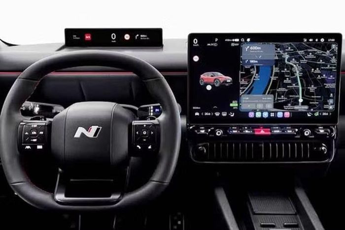 Khoang nội thất xe được bổ sung những điểm nhấn đặc trưng như ghế bọc họa tiết XRT, chi tiết kim loại màu tối và thảm sàn chống chịu thời tiết cho hai hàng ghế...