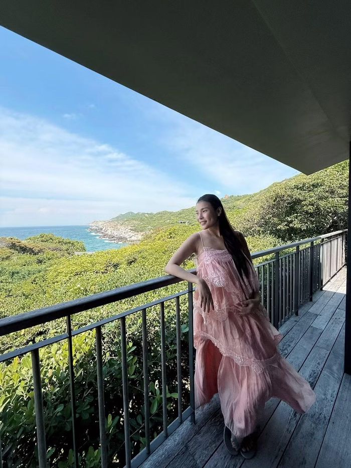 Hai năm sau ngày cưới, cặp đôi chào đón con đầu lòng. Sau nhiều năm vun đắp tổ ấm, việc chuẩn bị đón em bé thứ hai được xem là một dấu mốc đặc biệt, mang đến thêm niềm vui và sự háo hức cho gia đình nữ diễn viên.