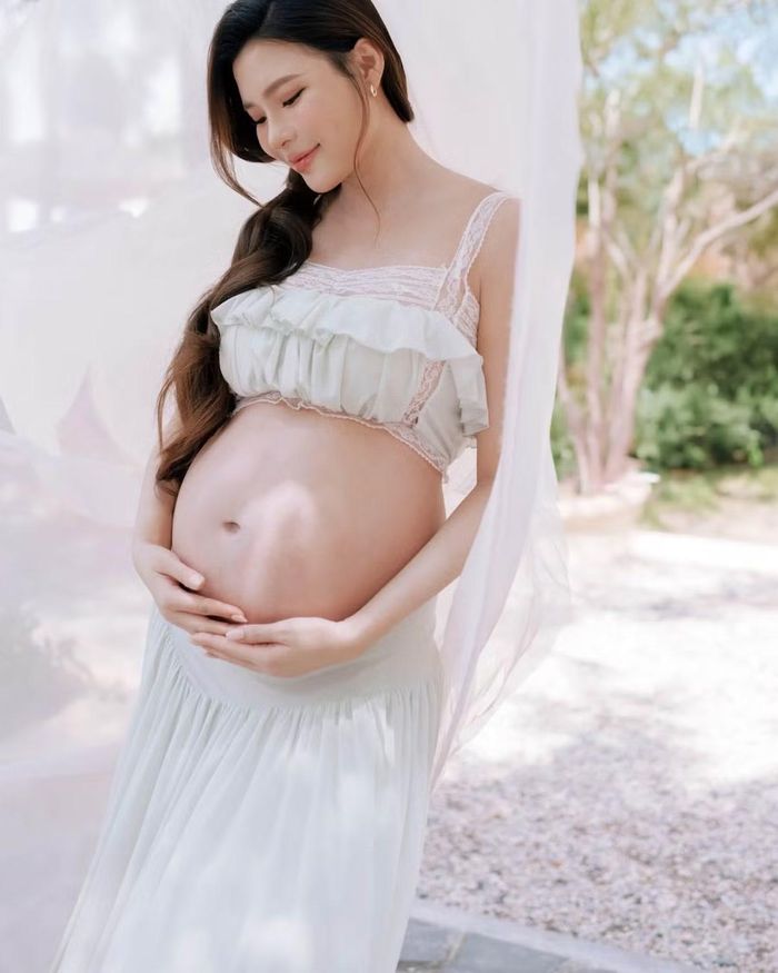 Ở thời điểm hiện tại, Thúy Diễm đã ngừng công việc để tập trung dưỡng thai. Nữ diễn viên dành nhiều thời gian hơn cho bản thân, ông xã Lương Thế Thành và con trai đầu lòng, chuẩn bị cho sự xuất hiện của thành viên mới.