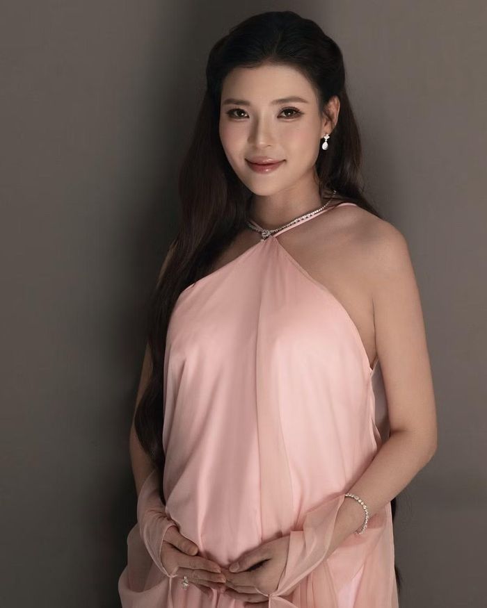 Hiện người hâm mộ đang chờ đợi khoảnh khắc Thúy Diễm và Lương Thế Thành chính thức đón thành viên mới. Với hành trình hôn nhân đã kéo dài một thập kỷ, thiên thần nhỏ được kỳ vọng sẽ viết thêm một chương hạnh phúc trong câu chuyện gia đình của cặp đôi.