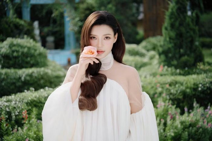 Trong những bộ ảnh bầu được chia sẻ thời gian gần đây, Thúy Diễm nhận được nhiều lời khen bởi diện mạo xinh đẹp và cuốn hút. Nữ diễn viên lựa chọn cách xuất hiện nhẹ nhàng, nữ tính nhưng vẫn toát lên thần thái nổi bật.