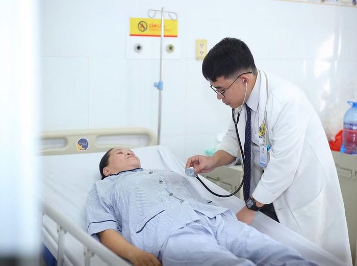 Bác sĩ thăm khám cho bệnh nhân - Ảnh BVCC