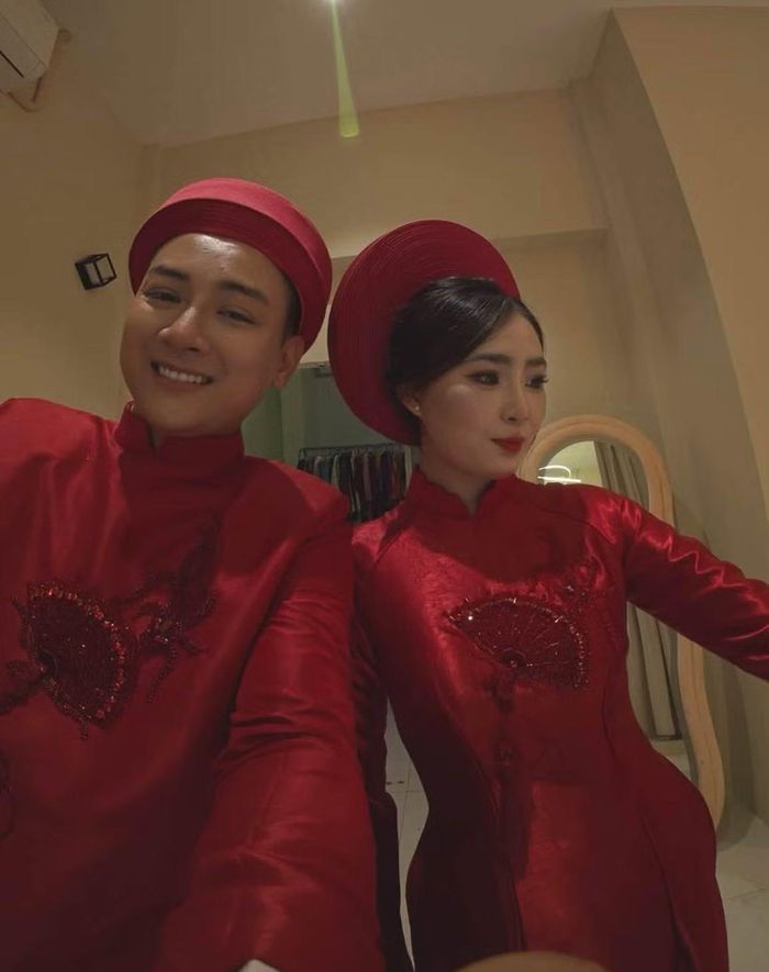 Trước mối quan hệ hiện tại, Hoài Lâm từng gắn bó khoảng 3 năm với một người mẫu tự do ở Cần Thơ. Đầu năm 2024, phía bạn gái xác nhận cả hai đã chia tay một thời gian. Trước đó, nam ca sĩ có nhiều năm gắn bó với Bảo Ngọc và có hai con gái. Năm 2020, Bảo Ngọc xác nhận cả hai đường ai nấy đi.