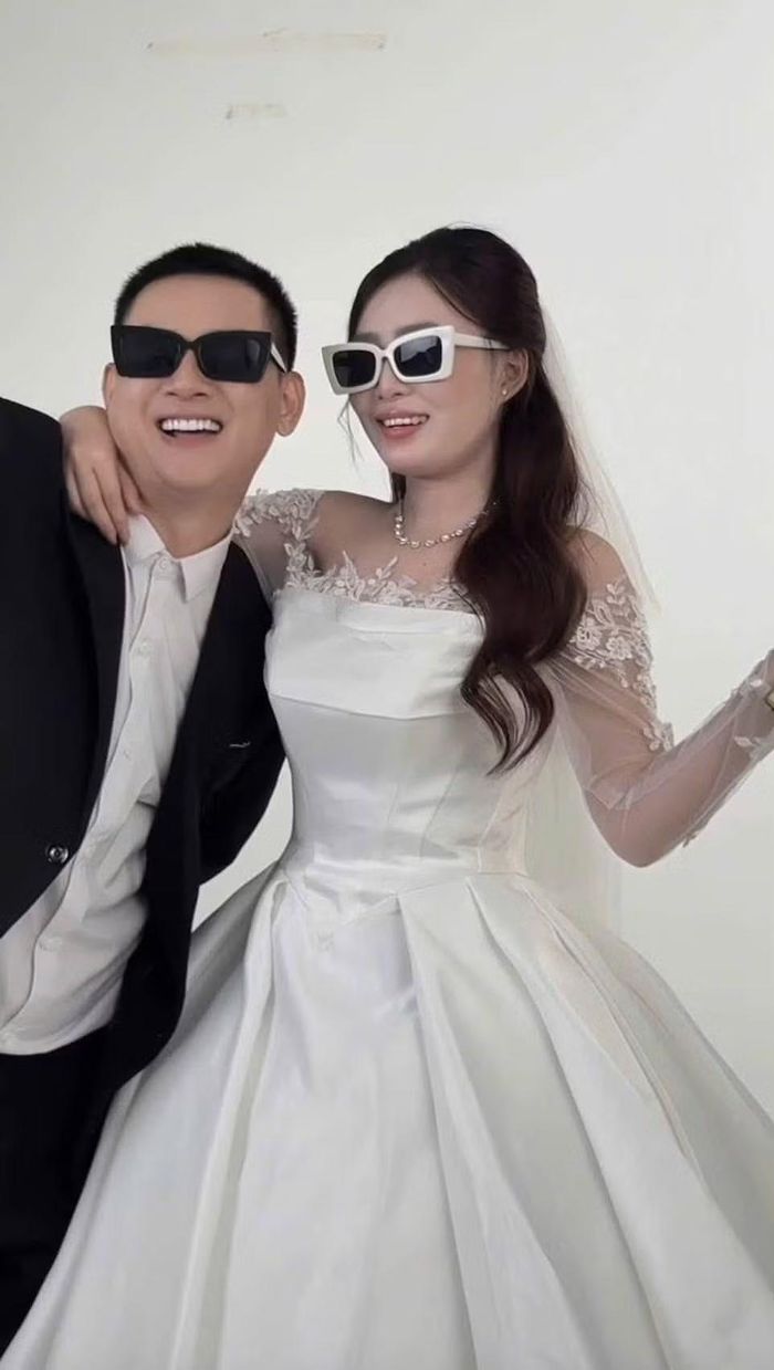 Theo Vietnamnet, Hoài Lâm mới đây gây chú ý khi chia sẻ loạt ảnh cưới bên Nguyễn Thị Ngọc Trinh. Cô sinh năm 2004, quê Vĩnh Long, không hoạt động trong lĩnh vực nghệ thuật. Nam ca sĩ cũng đổi ảnh đại diện trên mạng xã hội thành hình cưới.