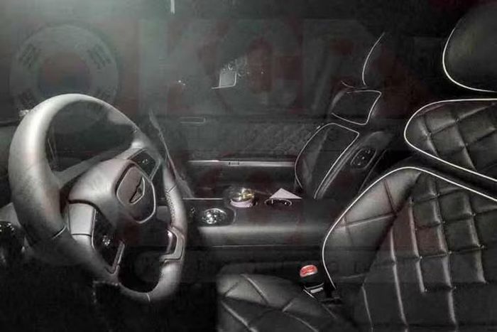 GV90 còn trang bị trợ lý giọng nói Gleo AI và hệ thống âm thanh Bang & Olufsen Premier 3D với 25 loa. Tất cả các ghế đều có massage 15 điểm và chức năng rung. Bản Neolun Executive Suite 4 chỗ bổ sung ghế da semi-aniline, bệ trung tâm phía sau tích hợp tủ lạnh và bàn gập, cùng vách ngăn giữa khoang hành khách và khoang hành lý.