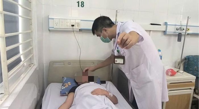 Bác sĩ thăm khám cho bệnh nhân - Ảnh BVCC