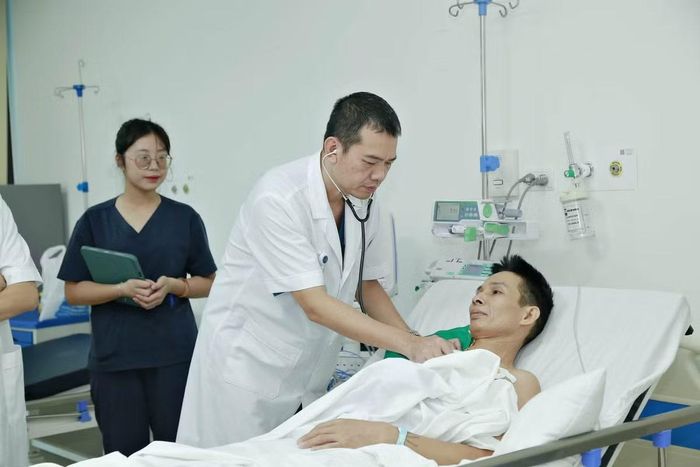 Bác sĩ thăm khám lại cho bệnh nhân sau phẫu thuật - Ảnh BVCC