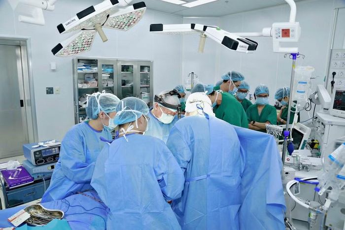 Ê-kíp phẫu thuật cho bệnh nhân - Ảnh BVCC