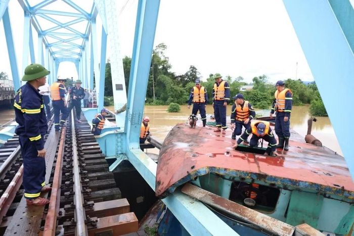 Lực lượng Công an tiến hành khắc phục sự cố 03 xà lan mắc kẹt tại cầu đường sắt Mỹ Chánh.