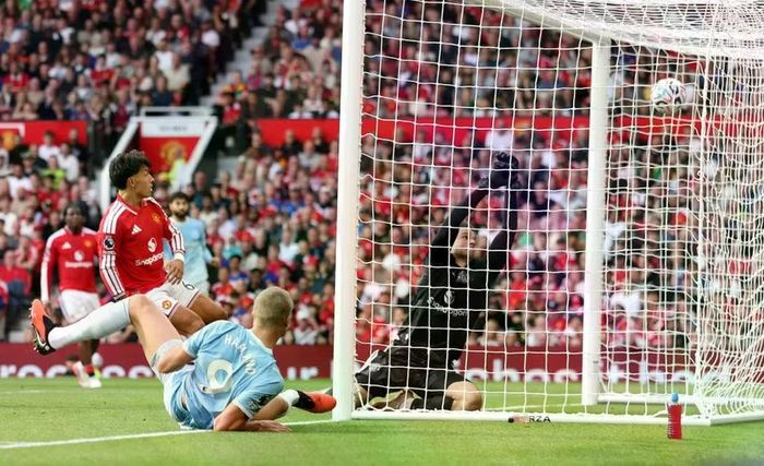 Tấm thẻ đỏ tưởng như trao lợi thế lớn cho Man Utd, nhưng đội chủ sân Old Trafford không thể tận dụng. Marcus Rashford và Kobbie Mainoo lần lượt đưa bóng trúng cột dọc, trước khi 'Quỷ đỏ' nhận 'gáo nước lạnh' ở phút 60. Từ quả tạt bên cánh trái của hậu vệ Josko Gvardiol, tiền đạo Erling Haaland băng vào, rồi đưa bóng tung nóc lưới. Bàn thắng ban đầu bị từ chối vì lỗi việt vị, khiến chân sút người Na Uy gần như không ăn mừng. VAR mất hơn 2 phút để kiểm tra tình huống. Ảnh: Getty.