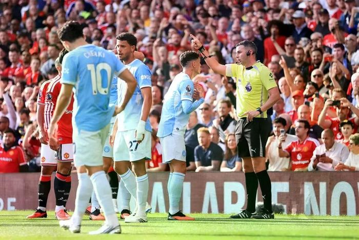 Trọng tài Michael Oliver rút thẻ đỏ trực tiếp, đẩy Man City vào cảnh chỉ còn 10 người trong hơn 1 giờ thi đấu. VAR kiểm tra nhưng giữ nguyên quyết định. Foden vẫn phản ứng quyết liệt, còn phía Man City cho rằng Fernandes cũng đáng bị phạt sau hành động trước đó. Ảnh: Getty.