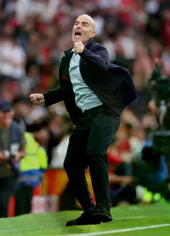 Vượt qua thế thiếu người cùng sức ép kéo dài tại Old Trafford, HLV Enzo Maresca không giấu được cảm xúc khi tiếng còi mãn cuộc vang lên. Chiến thắng 1-0 giúp Man City duy trì thành tích toàn thắng sau 4 vòng và tiếp tục bám sát Arsenal trên đỉnh bảng Ngoại hạng Anh. Ảnh: Getty.
