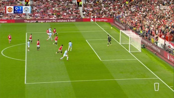 Bất chấp chơi thiếu người từ sớm nhưng Man City vẫn thắng Man Utd nhờ pha ghi bàn gây tranh cãi. Ảnh: Sky Sports.
