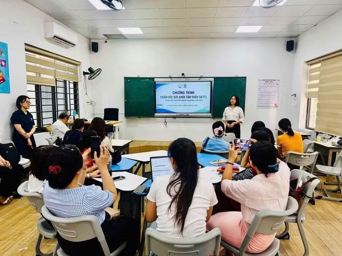 Trường THCS Nguyễn Lương Bằng tập huấn giáo viên. Ảnh: NTCC