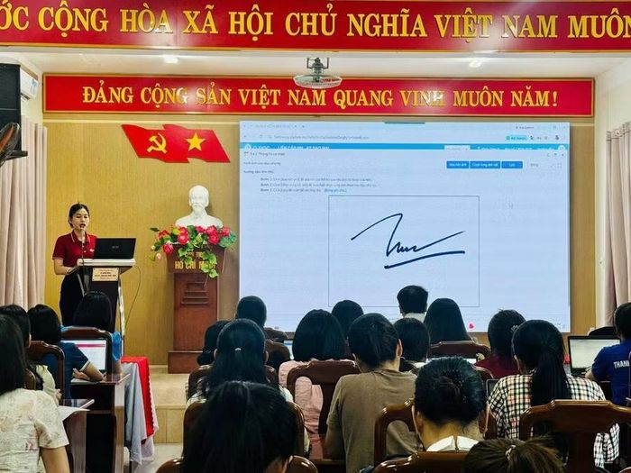 Trường Tiểu học Võ Thị Sáu tập huấn chuyển đổi số và ứng dụng CNTT cho cán bộ, giáo viên, nhân viên. Ảnh: NTCC