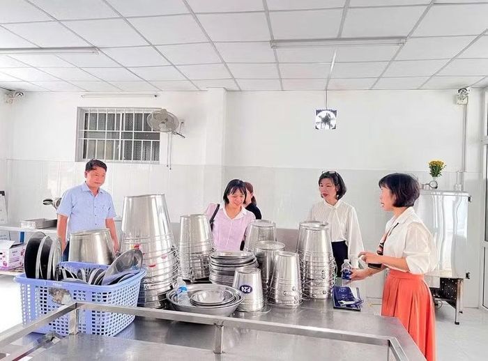 Ban giám hiệu Trường Tiểu học Võ Thị Sáu kiểm tra bếp ăn bán trú tại các cơ sở. Ảnh: NTCC