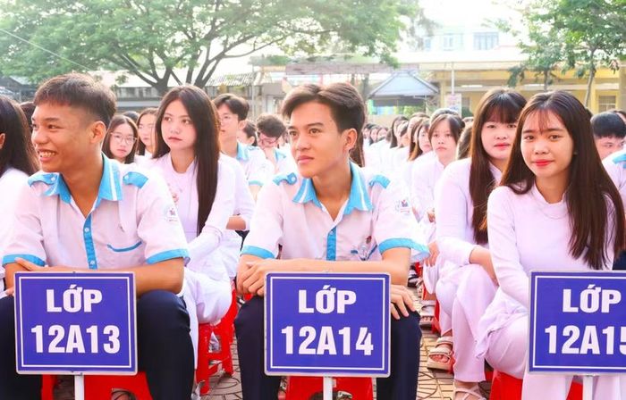 Học sinh háo hức dự lễ.