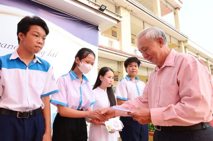 Học sinh nhận học bổng từ nhà hảo tâm.