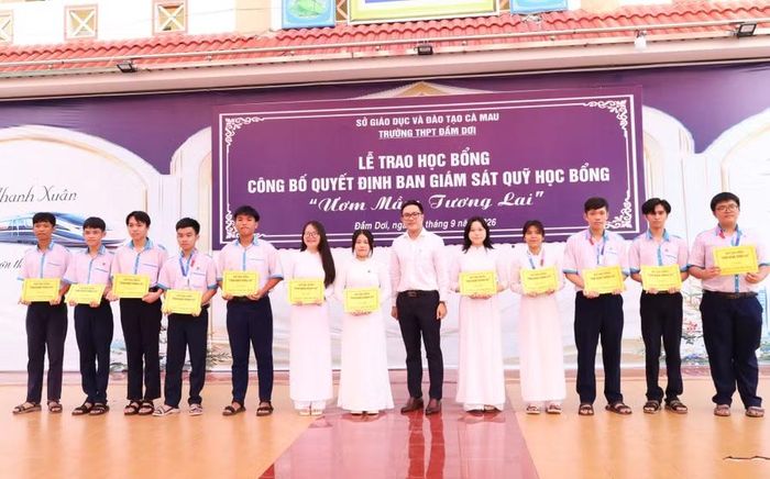 Ông Trịnh Huỳnh An, Giám đốc Phân hiệu Trường Đại học Bình Dương tại Cà Mau trao học bổng cho học sinh.