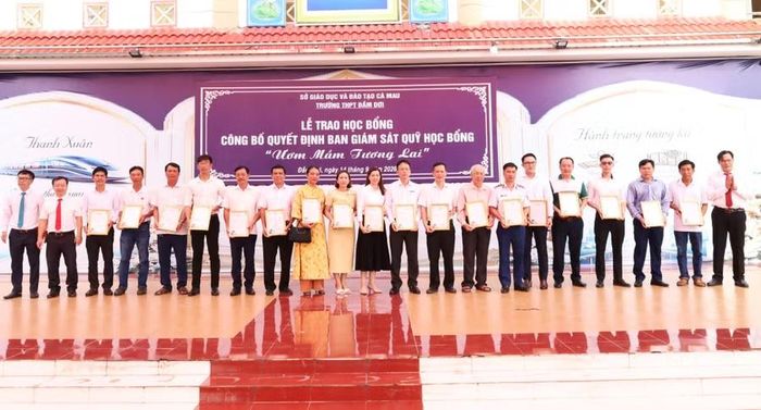  Hiệu trưởng Trường THPT Đầm Dơi trao thư cảm ơn các nhà hảo tâm đóng góp quỹ học bổng. 