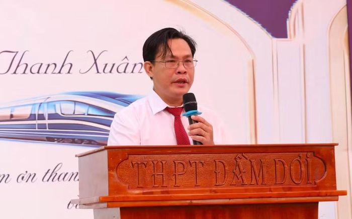 Ông Phạm Việt Hưng, Hiệu trưởng Trường THPT Đầm Dơi chia sẻ tại buổi lễ.