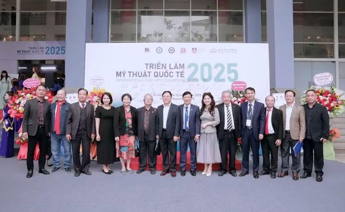 Các đại biểu chụp ảnh lưu niệm tại Triển lãm Mỹ thuật Quốc tế 2025, với sự tham gia của giảng viên Trường Đại học Sư phạm Nghệ thuật Trung ương và các nghệ sĩ quốc tế.