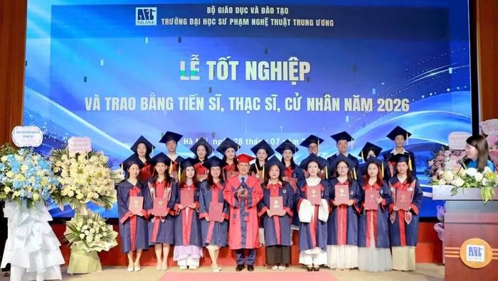 Lễ trao bằng tốt nghiệp cho gần 700 tân tiến sĩ, thạc sĩ và cử nhân năm 2026 tại Trường Đại học Sư phạm Nghệ thuật Trung ương.