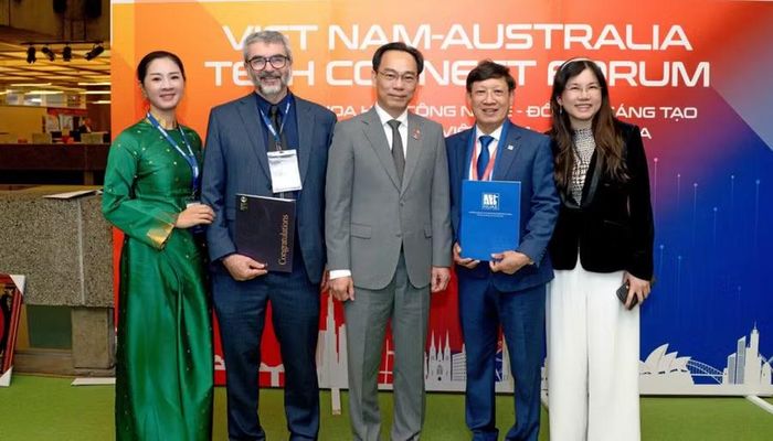 Bộ trưởng Bộ GD&ĐT Hoàng Minh Sơn cùng đại diện Trường Đại học Sư phạm Nghệ thuật Trung ương và Hội đồng Khảo thí Âm nhạc Úc tại Diễn đàn, góp phần thúc đẩy hợp tác giáo dục và đào tạo âm nhạc Việt Nam - Australia trong khuôn khổ chuyến thăm cấp Nhà nước tới Australia của Tổng Bí thư, Chủ tịch nước Tô Lâm, tháng 8/2026.