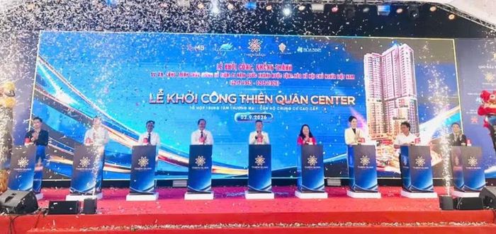 Đại biểu thực hiện nghi thức khởi công dự án Tổ hợp trung tâm thương mại - Căn hộ chung cư cao cấp Thiên Quân Center hôm 2/9.