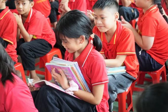 Học sinh Trường Tiểu học Nghi Văn chuẩn bị sách cũ để quyên tặng cho bạn học khó khăn. Ảnh: Hồ Lài