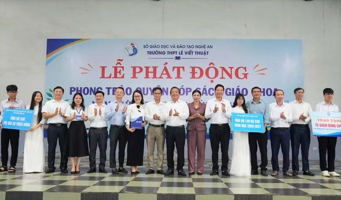 Học sinh, giáo viên và các đơn vị, tổ chức quyên góp sách tại Trường THPT Lê Viết Thuật (Trường Vinh, Nghệ An). Ảnh: Hồ Lài