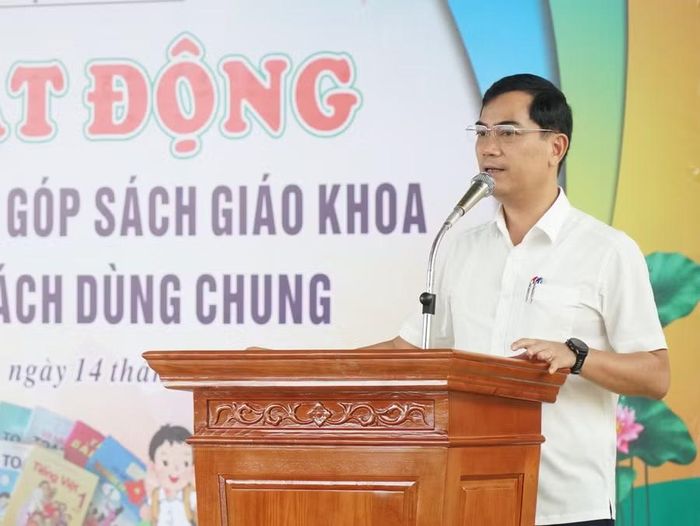 Ông Nguyễn Văn Khoa – Giám đốc Sở GD&ĐT Nghệ An phát động quyên góp sách tại Trường Tiểu học Nghi Văn (xã Văn Kiều, Nghệ An). Ảnh: Hồ Lài