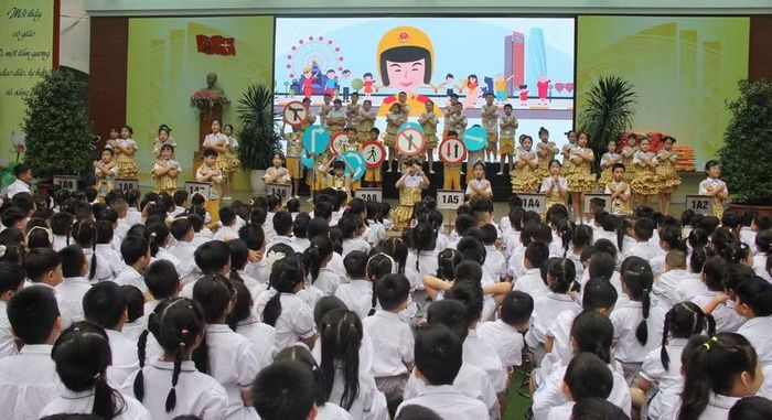 Tiết mục văn nghệ gắn với chủ đề về an toàn giao thông.