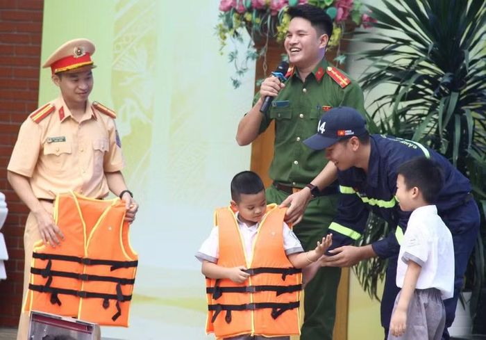 Học sinh được hướng dẫn mặc áo phao khi bơi lội.