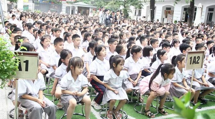 Học sinh tiểu học chăm chú theo dõi chương trình.