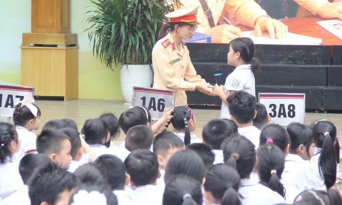 Học sinh tham gia trả lời các câu hỏi về an toàn giao thông.