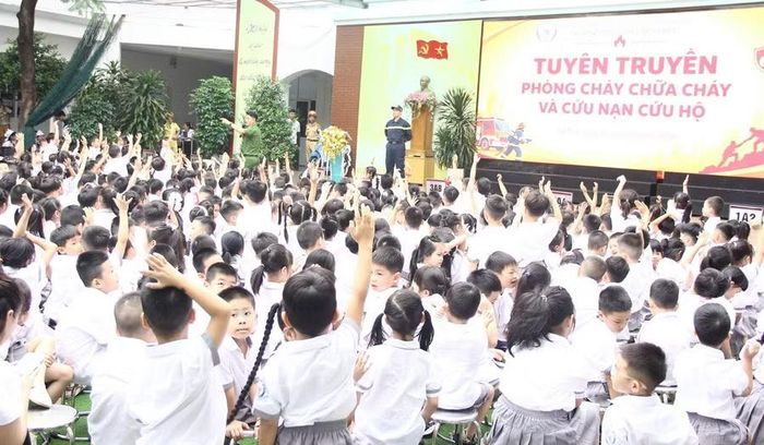 Học sinh hào hứng khi được tuyên truyền về phòng, chống cháy nổ và cứu hộ cứu nạn.