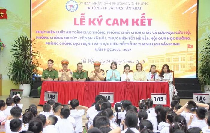 Lễ ký cam kết với sự tham gia của đại diện Phòng Cảnh sát giao thông Công an thành phố Hà Nội, Công an phường Vĩnh Hưng, Ban đại diện cha mẹ học sinh, Ban giám hiệu và học sinh Trường Tiểu học và Trung học cơ sở Tân Khai.