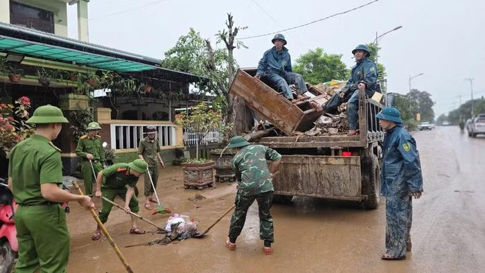Rác thải được thu gom, vận chuyển đi nơi khác.