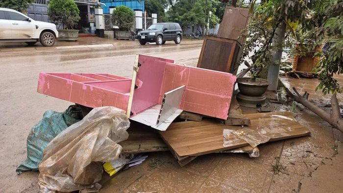 Lượng lớn rác thải tồn tại sau lũ do các vật dụng bị hư hỏng.