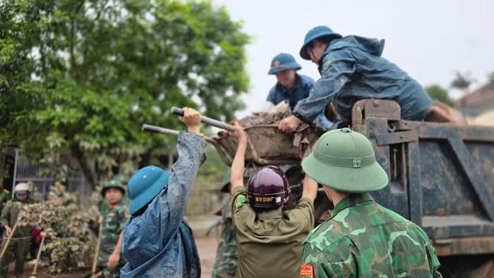 Các lực lượng tổ chức dọn bùn, vệ sinh khu dân cư.